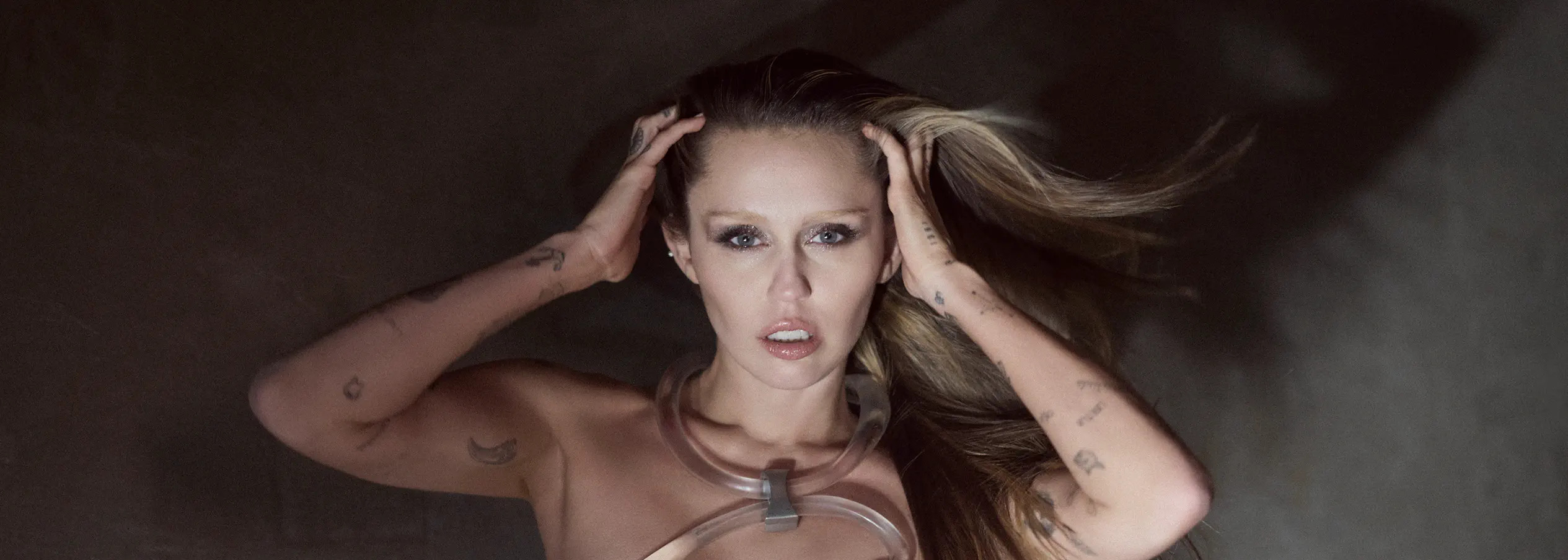 从迪斯科到流行音乐，麦莉·赛勒斯第九张录音室专辑探索痛苦和失落中隐藏的美丽。-OppsUpro音乐帝国